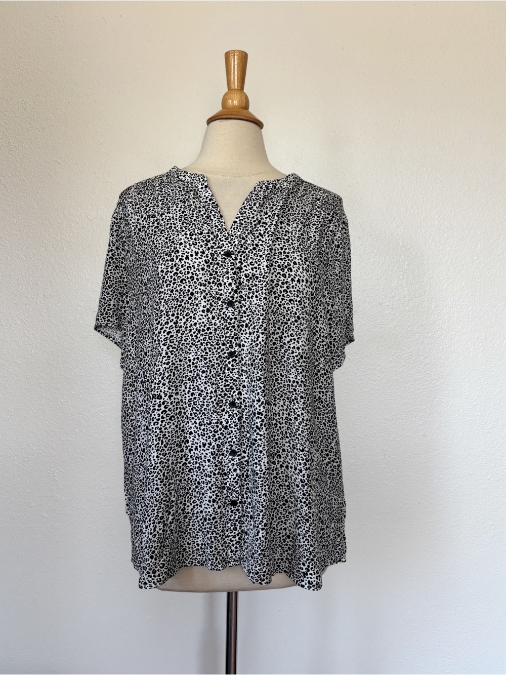 Amazon Essentials Black and White Animal Print Short Sleeve Button Front Blouse